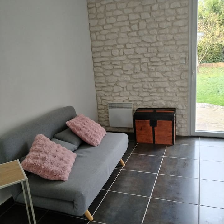 غرفة معيشة صغيرة مشرقة مع سرير أريكة. تتوفر ألعاب الأطفال وألعاب الطاولة والكتب في هذه الغرفة. 