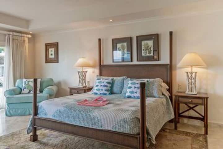 Impresionante dormitorio principal elegantemente diseñado y ubicado en el piso superior del departamento, que se beneficia de una envoltura privada alrededor de la terraza y de impresionantes vistas al mar y al interior.