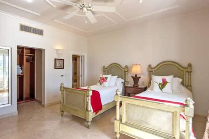 Dormitorio 3 bien equipado con dos camas individuales y cuenta con un hermoso baño privado, aire acondicionado y ventilador de techo.
