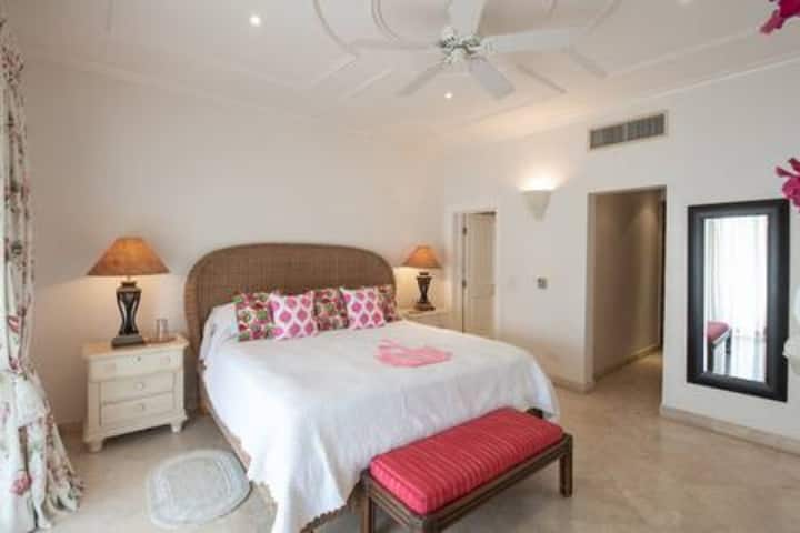 Dormitorio 2 bien equipado, luminoso y espacioso, con un hermoso baño privado, aire acondicionado y ventilador de techo.