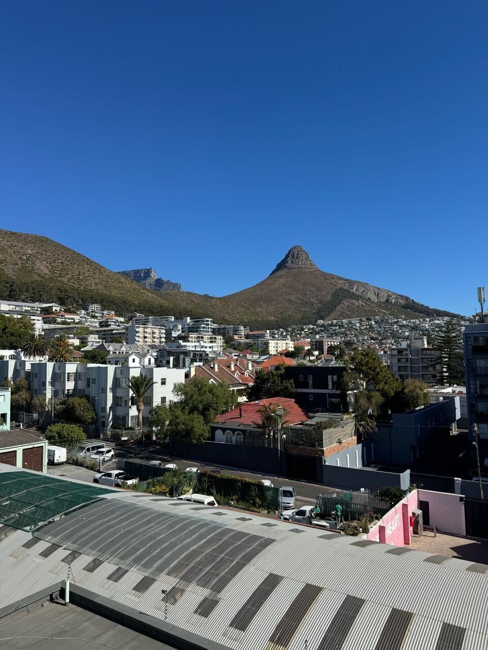 Zobuďte sa s úchvatným výhľadom na Stolovú horu a Leví hlavu – váš domov v Sea Point čaká