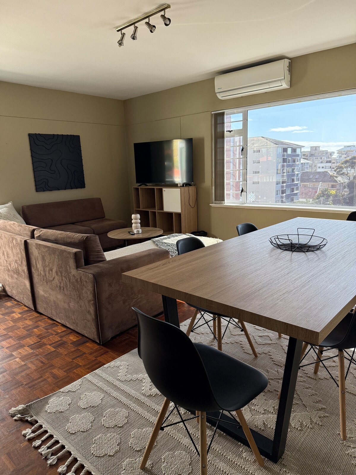 Priestranný, slnečný salónik s klimatizáciou, inteligentným televízorom a úplne novým nábytkom