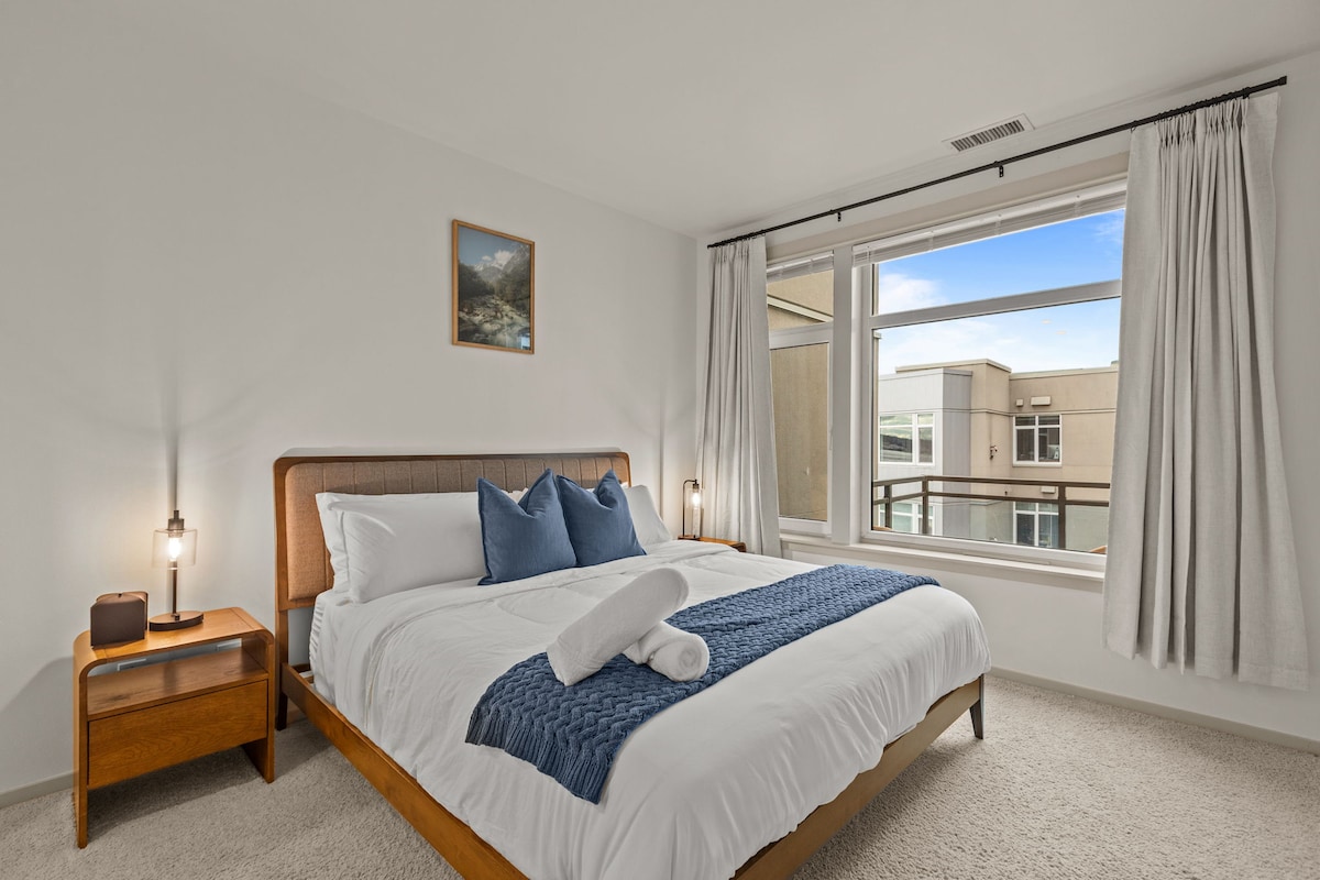 Dhomë gjumi me hapësirë të bollshme me krevat dopio "king" 