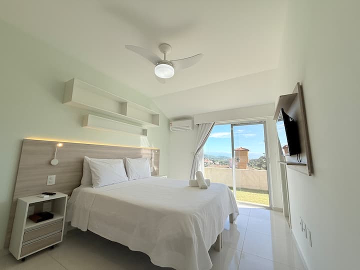 • სავსე აპარტამენტი ბუზიოსის ზღვის მომაჯადოებელი ხედებით. 

• მორთულია გემოვნებით, ბუნებრივი განათებითა და კონდიციონერით, რომ სტუმრობის განმავლობაში სრული კომფორტი გქონდეთ.