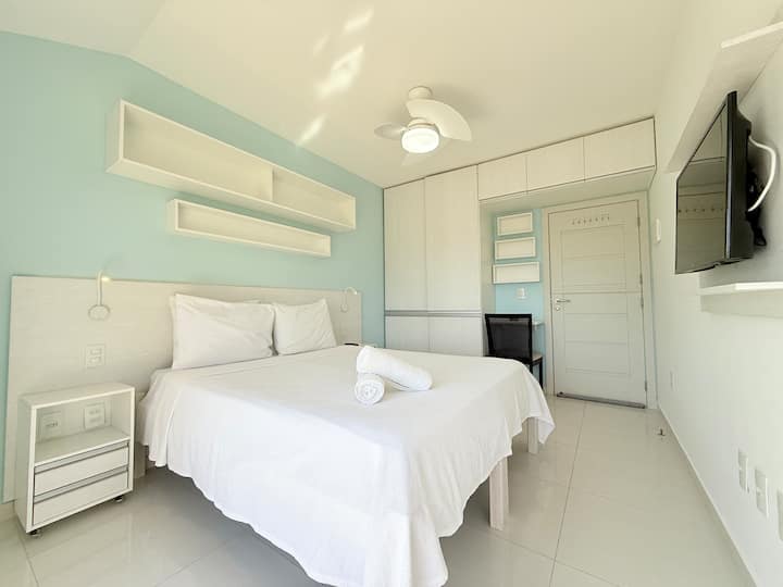 • თანამედროვე და მყუდრო გარემო, სუფთა დეკორითა და ელეგანტური დეტალებით. 

• შეავსეთ აპარტამენტი კომფორტული საწოლით, დიდი კარადათი და ტელევიზორით, იდეალურია დასვენებისა და კომფორტისთვის.