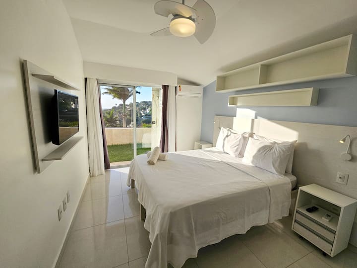 • აპარტამენტი თანამედროვე დიზაინითა და რბილი ტონებით, რომელიც განათებულია ბუნებრივი სინათლით აივანზე, საიდანაც იშლება ბაღისა და ზღვის ხედი. 

• კომფორტული და მშვიდი საცხოვრებელი სტილის განტვირთვისთვის ბუზიოსში.