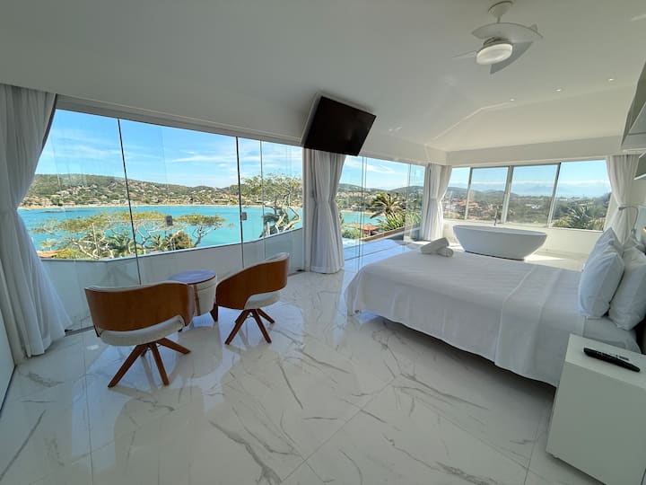 • კომფორტული ფანჯრის მქონე საწოლი, რომლის მთავარი ფლიგელიც უნიკალურ შთაბეჭდილებას გპირდებათ. 

• დატკბით ბუნებრივი სინათლით და აუზისა და ზღვის განსაცვიფრებელ ლანდშაფტთან კავშირით.