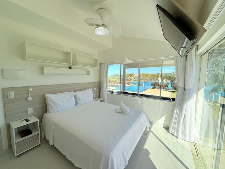 • სავსე აპარტამენტი აუზისა და ზღვის უშუალო ხედით. 

• ბუნებრივი სინათლით სავსე ინტეგრირებული გარემო, რომელიც სიმშვიდისა და დახვეწილობის უნიკალურ ატმოსფეროს ქმნის.