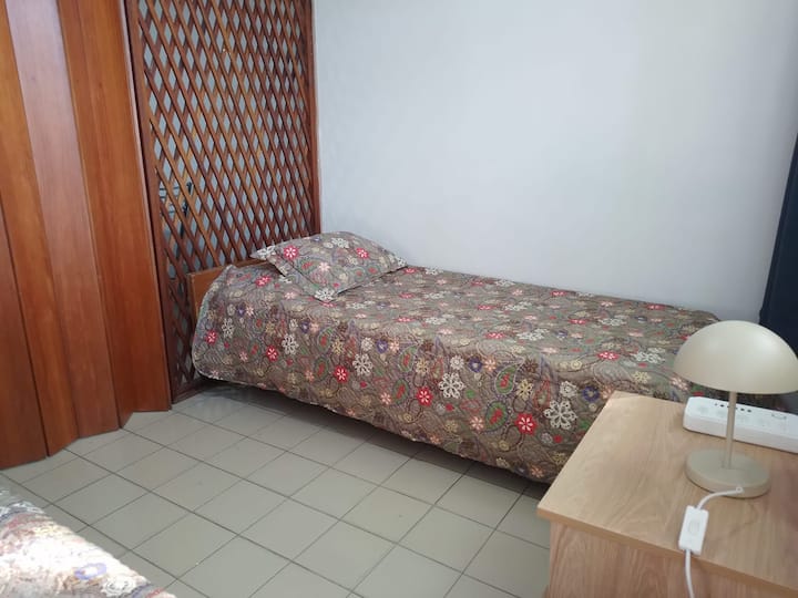 Oba su kreveta pored velikog prozora koji osigurava prirodno svjetlo i prozračnost. Ima i stropni ventilator koji održava atmosferu još hladnijom.