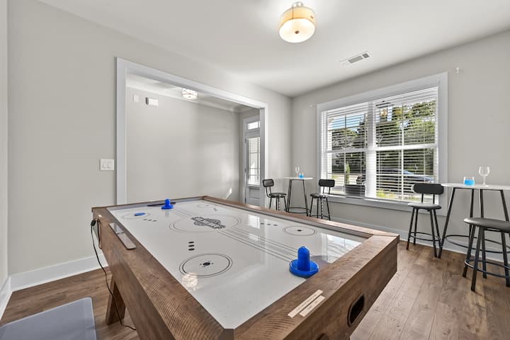 Brand New Home - Game Room - 5 Beds 4 Bath SmartTV
