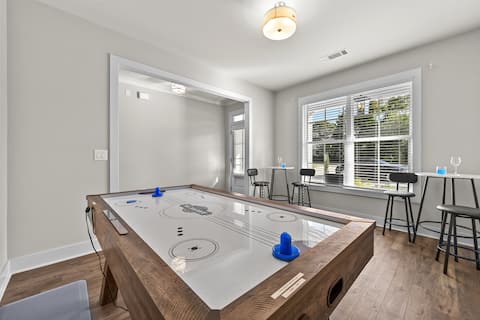 Brand New Home - Game Room - 5 Beds 4 Bath SmartTV