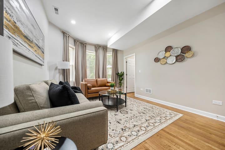 Stylish Stay In Centrally Located Gem! Unit 2 - Brookfield, IL