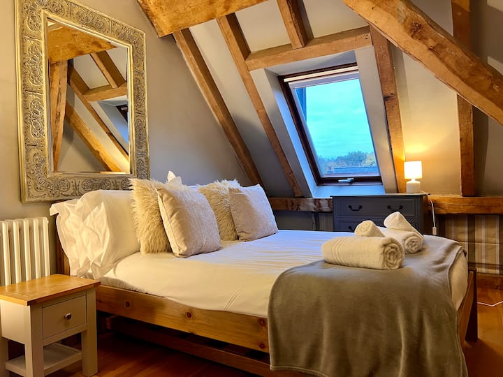 Plongez dans le confort avec des draps doux et une atmosphère paisible.