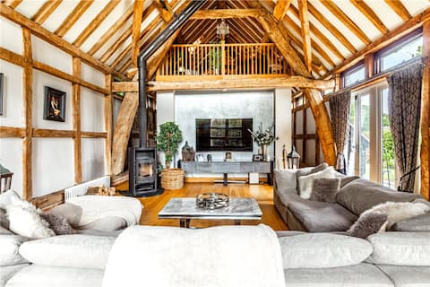 The Chilterns Cruck Barn