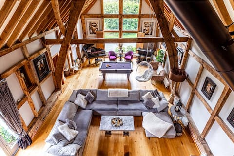 The Chilterns Cruck Barn