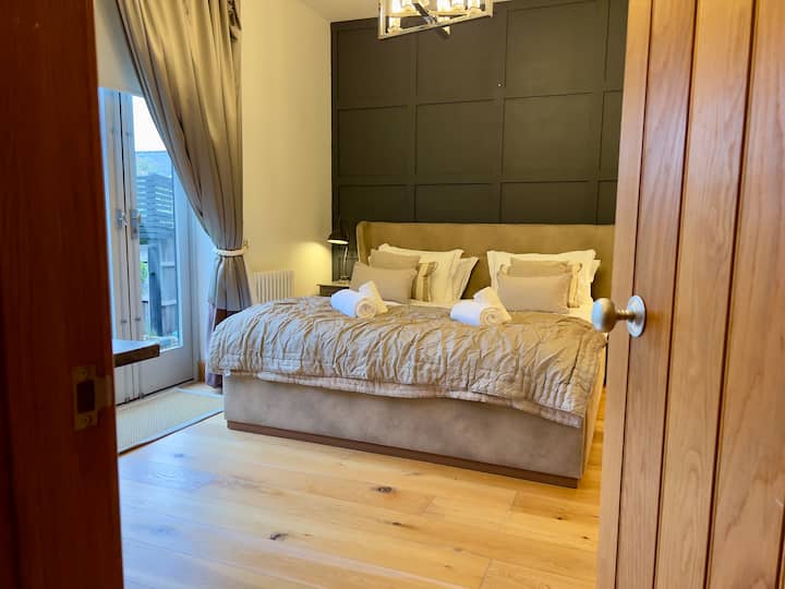 Une chambre magnifiquement présentée offrant un confort de qualité hôtelière.