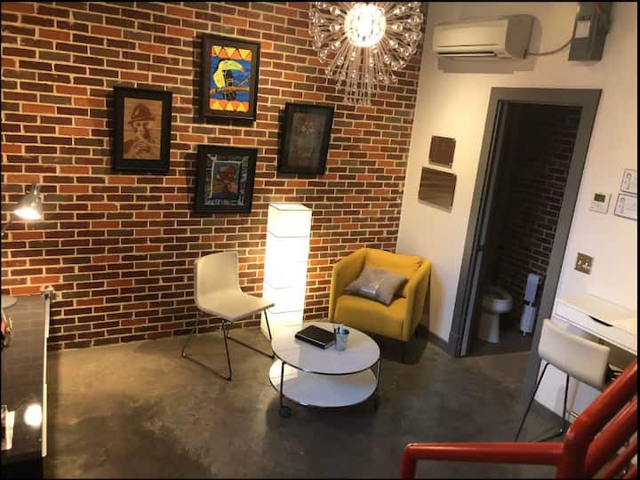 Level I: Lobby & half bath