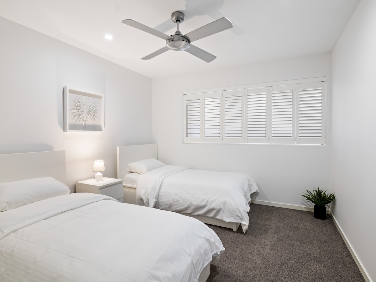 Spálňa 4 je určená pre deti, s 2 samostatnými lôžkami, alebo pre 2 dospelých. Všetky spálne majú vstavané šatníky a zásuvky pri posteli.