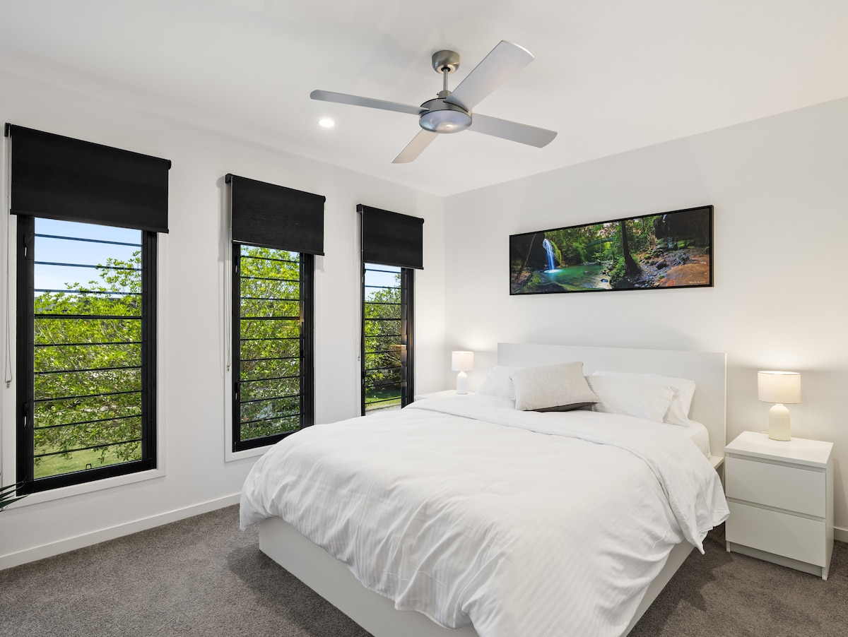 Spálňa 3 má manželskú posteľ a fotografiu pokojnej krajiny s vodopádmi Serenity Falls v dažďovom pralese Buderim. Táto izba má výhľad na park pred domom.