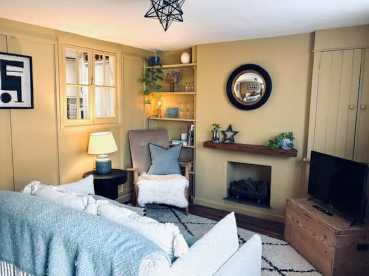 New Stylish Cosy Cottage Parking Central - Elton Hall and Gardens