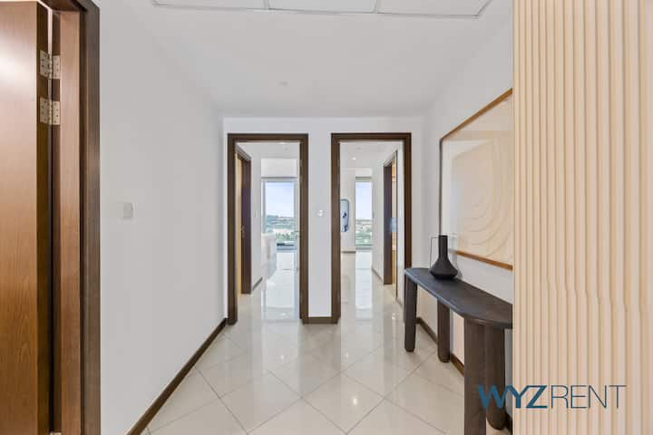 חדר שינה מעוצב עם אומנות על הקיר וריהוט אלגנטי לנוחות האורחים