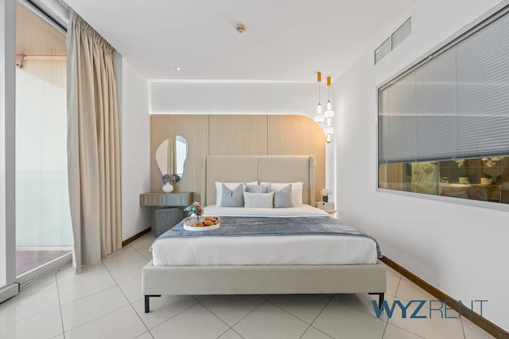 חדר שינה מרווח עם מיטה קטיפה, תאורה רכה וזרימת אור טבעית