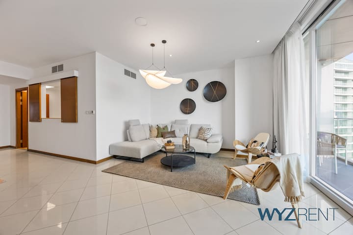 סלון מעוצב עם מקומות ישיבה מפוארים ועיצוב מודרני אלגנטי