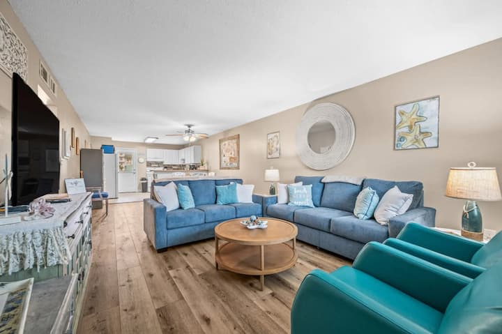 Dnevni boravak s 2 naslonjača, pametnim televizorom i 2 kauča na razvlačenje