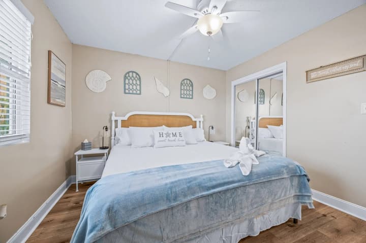 Prostrana spavaća soba s udobnim bračnim krevetom, velikim ormarom i pametnim televizorom za opuštanje nakon dugog dana.