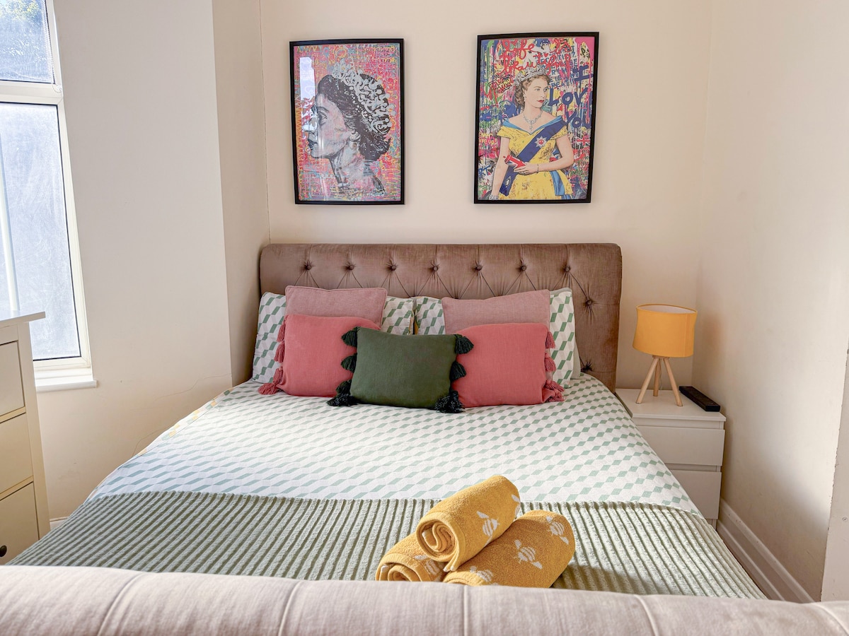 Shijo një natë të qetë në dhomën e gjumit me krevat dopio "king" (150 cm i gjerë - standard evropian) me çarçafë të freskët dhe hapësirë të bollshme për ruajtje pasi të eksplorosh Finsbury Park, Manor House, Highbury, Arsenal / Emirates Stadium, Stroud Green, Stoke Newington, Holloway & Clissold Park