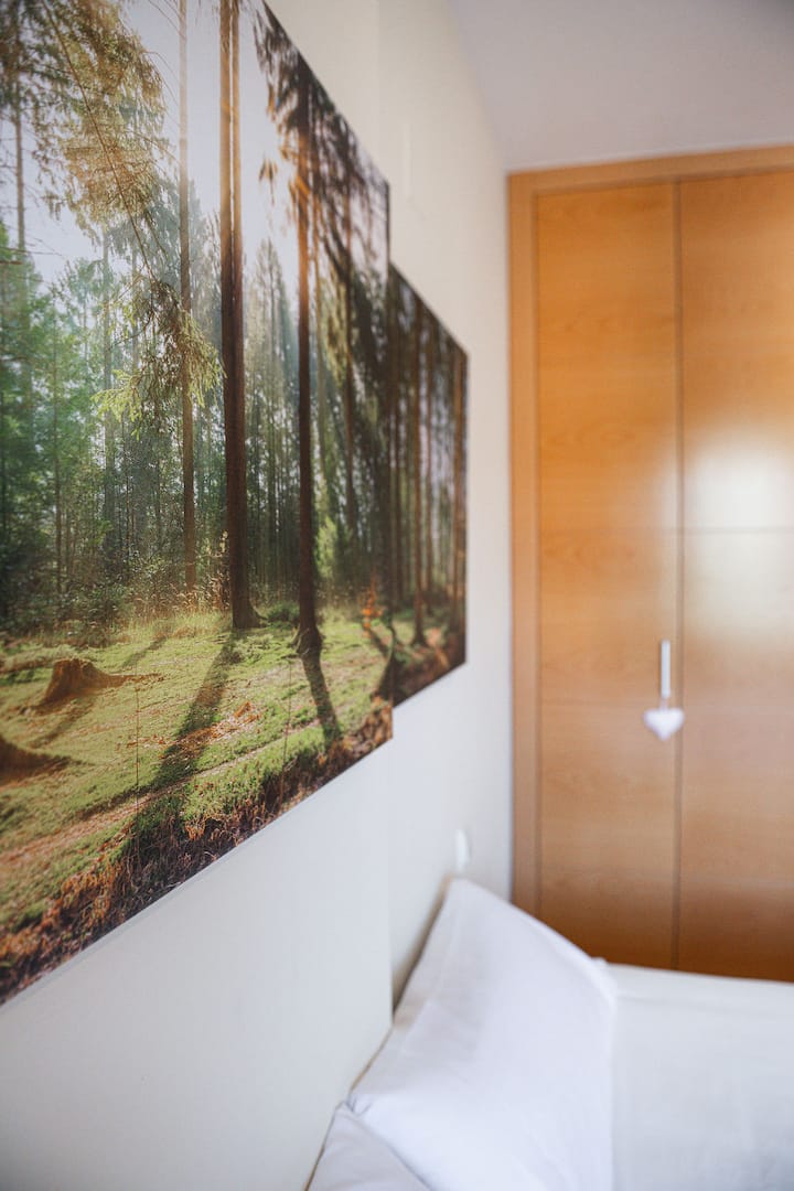 Dormitorio principal con cama confortable y ambiente tranquilo para un descanso reparador.