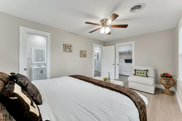 Hlavná spálňa s manželskou posteľou a kúpeľňou!