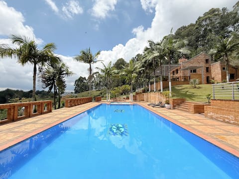Spectacular El Tablazo estate with a pool-jacuzzi