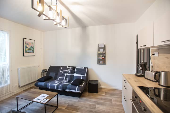 canapé convertible pour 2 voyageurs
séjour salon cuisine
lit parapluie à disposition pour bébé