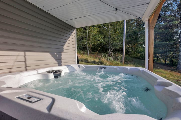 Covered 7-seat Lifesmart hot tub