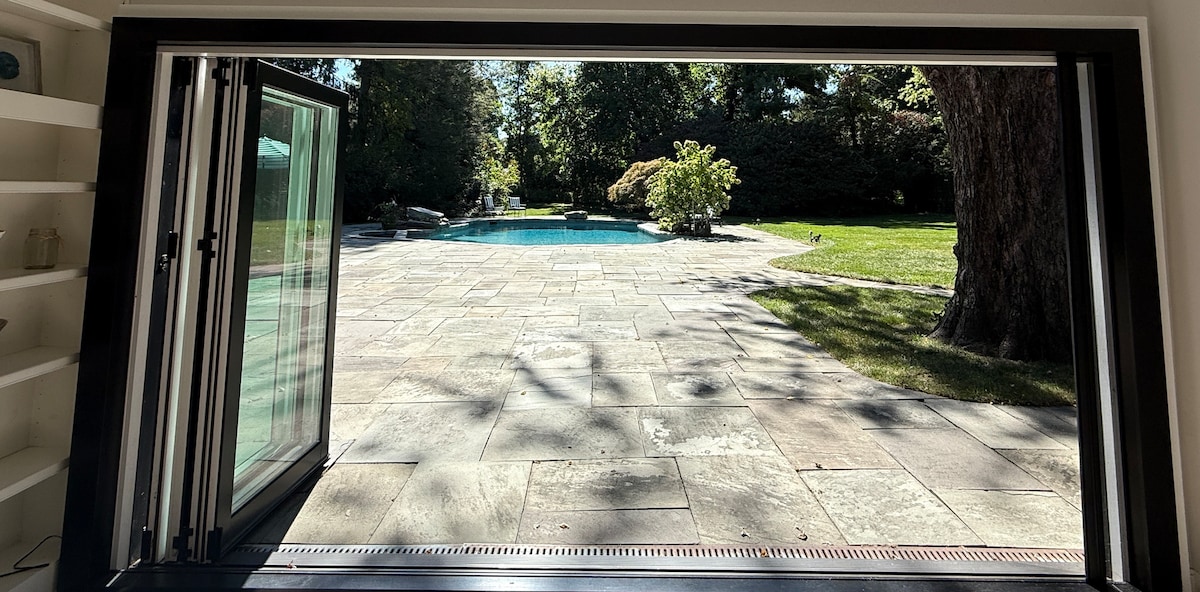 Pogled iz glavne spavaće sobe s dvokrilnim vratima koja se otvaraju prema vrtu. 