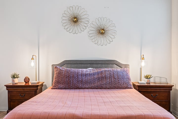 Dormitorio 2 con encantadores tonos rosa suave, texturas acogedoras y elegantes detalles dorados