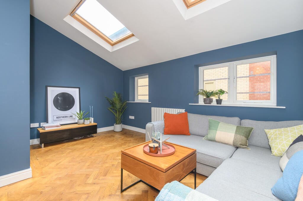 Popular Airbnb listing: Luxury Townhouse with Hottub, Patio & Games Room in Morley