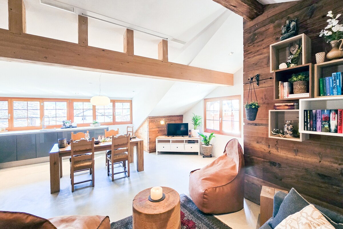 Popular Airbnb listing: Rooftop chalet with bathtub & view of the Mittaghorn in Saas Grund