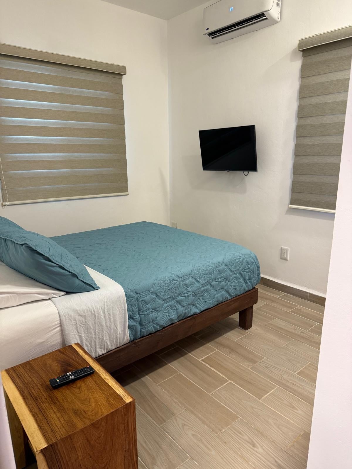 само еден кревет бидејќи на фотографијата се гледа дека другиот простор за спиење е кауч на спуштање 