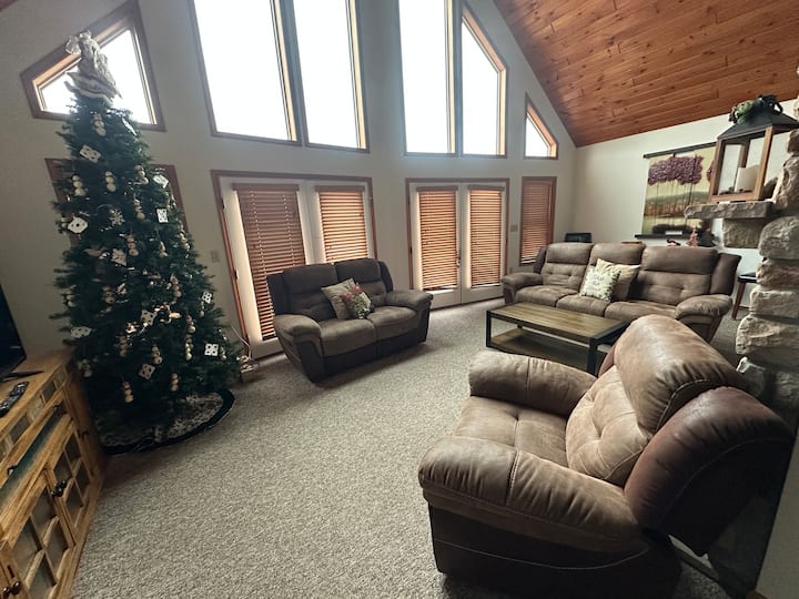Beautiful Lakefront Home - Hot Tub, Sauna - Lake Harmony, PA