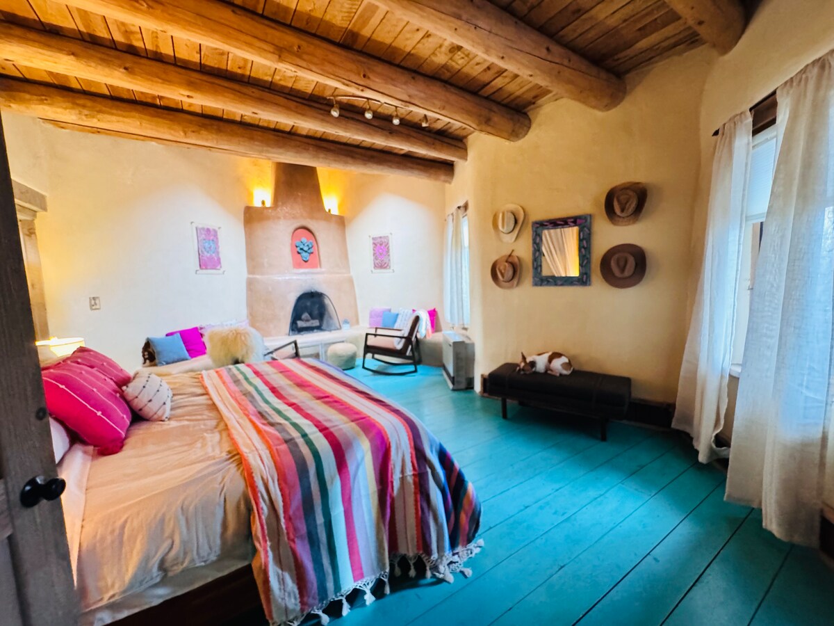 ძირითად საძინებელს აქვს შეშის ბუხარი, 183×213 სმ ზომის საწოლი, მყუდრო დასასვენებელი სივრცე ბუხართან და სპა‑ტიპის აბაზანა‑ტუალეტი, რომელშიც დგას უნიკალური ქვის აბაზანა