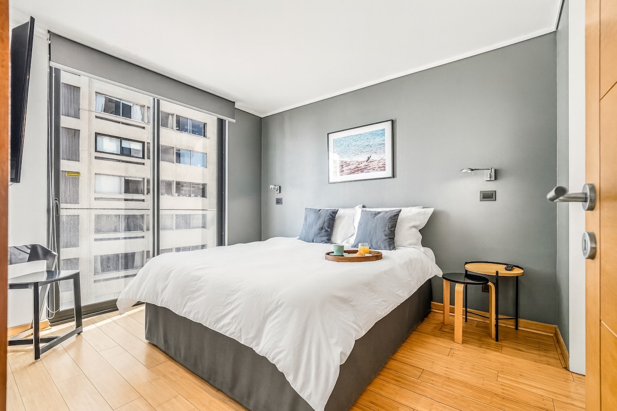 房间配备舒适的双人床，床前配备电视。 其装饰现代简约，自然光线和舒适的氛围非常适合休息。