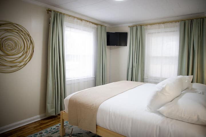 Trek de verduisterende gordijnen dicht en kijk een film in bed op deze Roku smart-tv