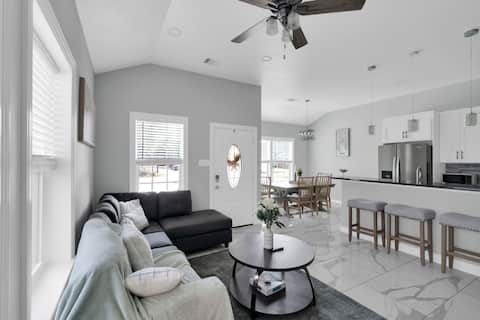 Top Airbnb: Modern 3BR Retreat w/ Private Patio Near Downtown in Trinity / Houston Gardens