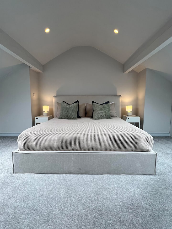 Attic room with superking and 2 single bed 'dens' or 'pods' (2m x 1m). A great room for 2 adults and 2 kids (pods not suitable for adults).