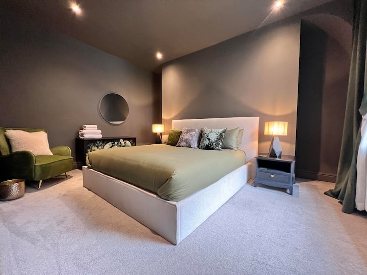 Fabulous superking bed in spacious dark olive green bedroom. Calm and a little bit boutique!