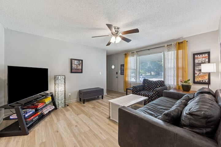 Fire Pit, Sun Room, Close To Towne East - Wichita, KS