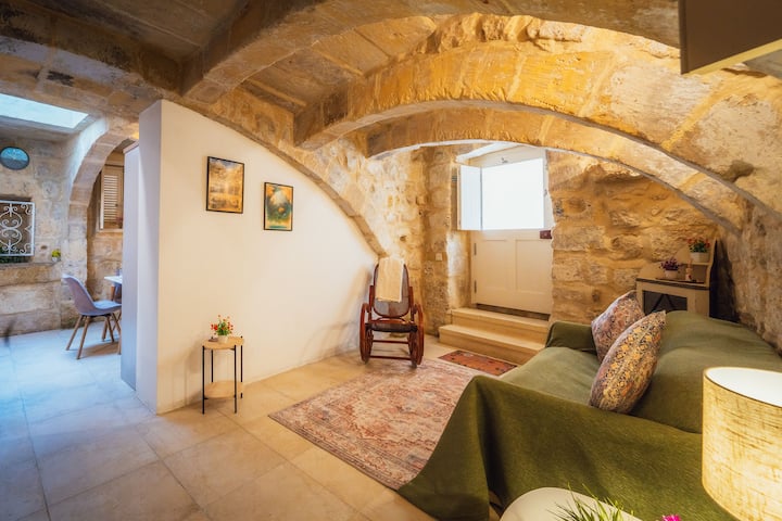 Traditional 500 Year Old Gozitan Townhouse - Malta