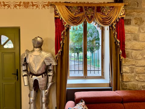 Annonce Airbnb populaire: Time travel: medieval house with air conditioning & hot tub à Sens